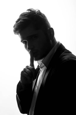 Siluet parmak ile genç adam portresi el dudaklar izole beyaz zemin üzerine