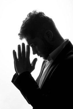 Beyaz arka plan üzerinde yan görünüm izole takım elbiseli genç işadamı
