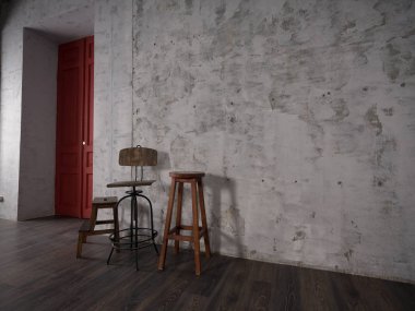 gri beton duvar ve kırmızı Kapılı Oda Vintage ahşap sandalyeler