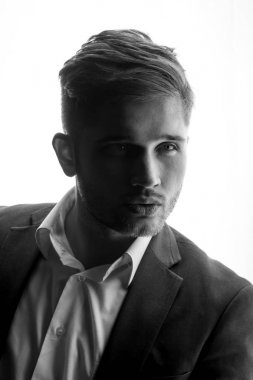 tek renkli takım ayakta beyaz arka plan üzerinde genç işadamı portresi