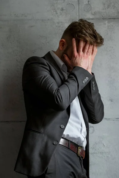 手で顔を隠してうつ病とスーツの青年実業家 — ストック写真