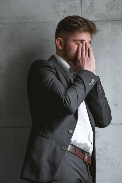 うつ病とスーツの若いハンサムな実業家 — ストック写真