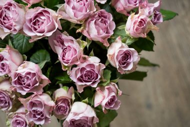 Pembe gül buketi kopya alanı kat zemin üzerine, yakın çekim