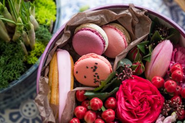 renkli çiçek ve hediye kutusunda macaroons, yakın çekim