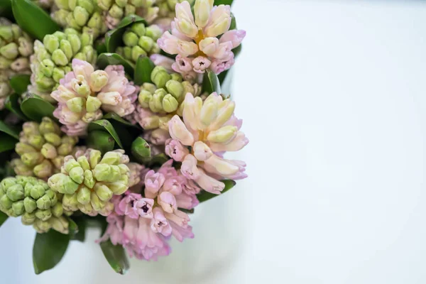 Barva Hyacinty Květiny Kytice Váze Bílý Stůl Blízko Nahoru Pohled — Stock fotografie