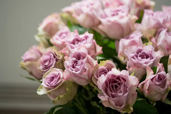 Pembe gül buketi gri arka plan üzerinde yakın çekim