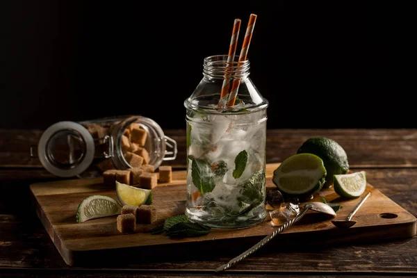 Hemmagjord Socker Kanna Och Glas Lemonad Med Skivor Lime Mynta — Stockfoto