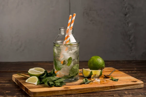 Glas Hemmagjord Lemonad Med Skivor Lime Myntablad Och Isbitar Träskiva — Stockfoto