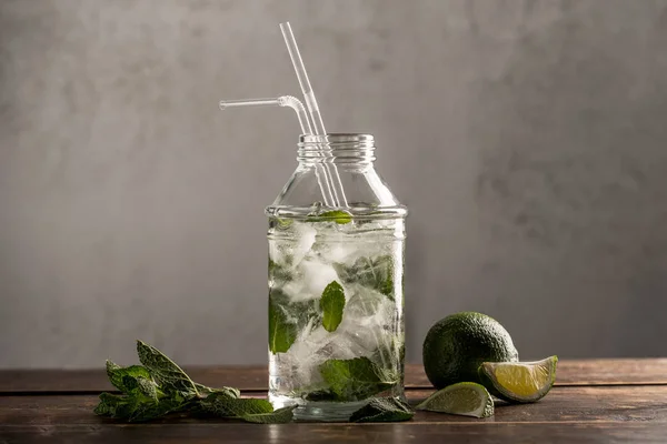 Glas Färsk Hemmagjord Lemonad Med Skivor Lime Myntablad Och Isbitar — Stockfoto