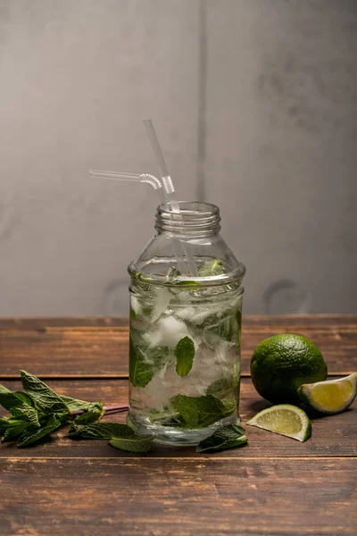 Glas Färsk Hemmagjord Lemonad Med Skivor Lime Myntablad Och Isbitar — Stockfoto