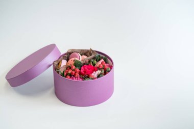 renkli çiçek ve hediye kutusunda kopya alanı beyaz zemin üzerine macaroons