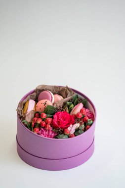 renkli çiçek ve beyaz arka plan kopya alanı ile pembe hediye kutusunda kek