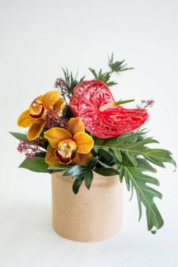 rustik buket beyaz arka plan üzerinde renkli çiçek