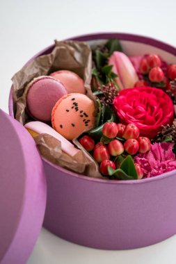 çiçekler ve pembe hediye kutusunda macaroons ve yakın çekim 