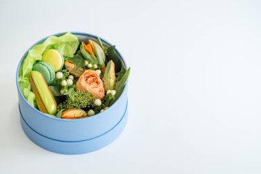 renkli çiçek ve beyaz zemin üzerine mavi hediye kutusu, kopya alanı ile üst görünüm macaroons 