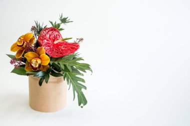 renk çiçek buketi kopya alanı ile beyaz arka plan üzerinde rustik vazoda