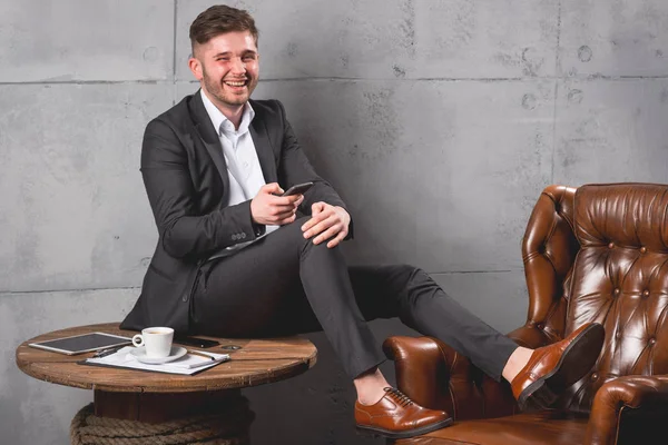 Young Happy Man Suit Sitting Wooden Table Using Smartphone — Stock Photo, Image