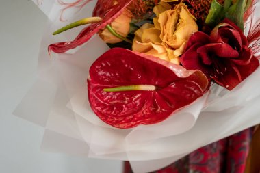 Parlak kırmızı egzotik çiçekler buket