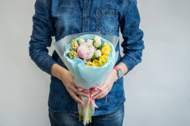 Güzel parlak bahar buket tutan kadın