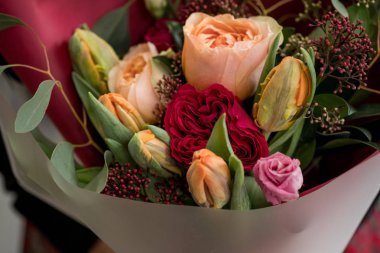 Değişik kırmızı ve gül çiçek çiçek buketi