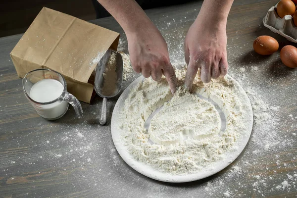 Vista Ritagliata Della Pasta Cottura Dello Chef Con Uova Farina — Foto Stock