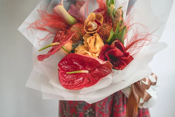 赤いエキゾチックな明るい花束を持つ女性 — ストック写真