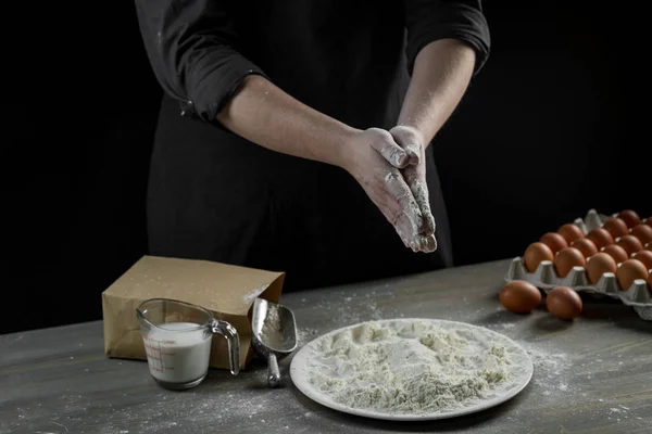 在木制的背景下 厨师用鸡蛋和面粉煮面团 食品概念 — 图库照片