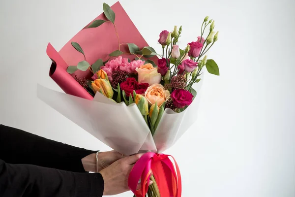 Mujer Sosteniendo Elegante Ramo Flores Rojas —  Fotos de Stock