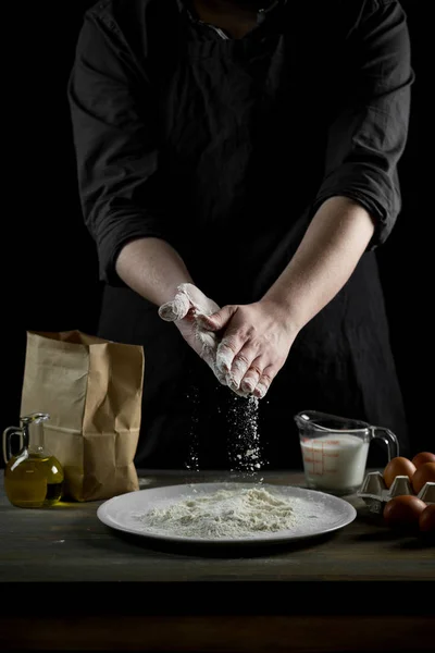 Vista Cortada Massa Cozimento Chef Com Ovos Farinha Fundo Madeira — Fotografia de Stock