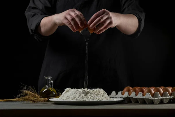 Vista Cortada Massa Cozimento Chef Com Ovos Farinha Fundo Madeira — Fotografia de Stock