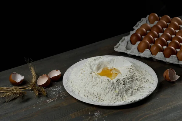 Yumurta Ahşap Zemin Üzerine Ile Hamur Yemek Gıda Kavramı — Stok fotoğraf