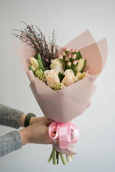 Frau Mit Strauß Zarter Blumen — Stockfoto