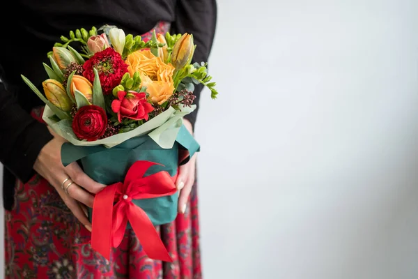 Female Florist Holding Stylish Bouquet Red Orange Flowers — Stock Photo, Image