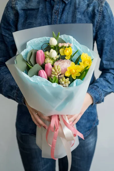 Ragyogó Tavaszi Virágok Gyönyörű Csokor Tartó Női — Stock Fotó