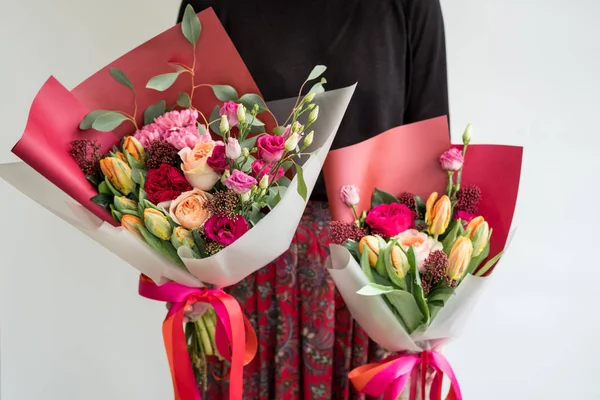 Kvinna Som Håller Två Eleganta Buketter Röda Blommor — Stockfoto