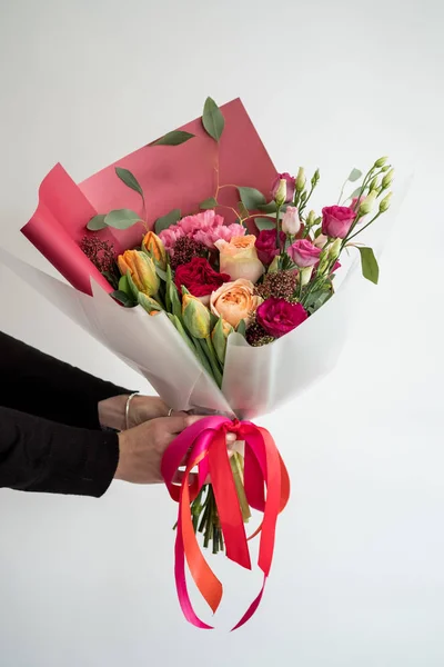 Kvinna Med Snygg Bukett Röda Blommor — Stockfoto