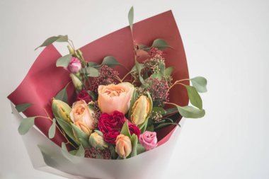 Yakın çekim buket renkli taze gül ve Lale çiçek, kopya metin kartı arka plan