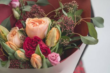 Değişik kırmızı ve gül çiçek çiçek buketi