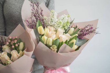 İki şık ihale Çiçek demetleri tutan kadın