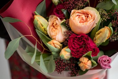 Değişik kırmızı ve gül çiçek çiçek buketi