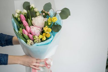 Güzel parlak bahar buket tutan kadın