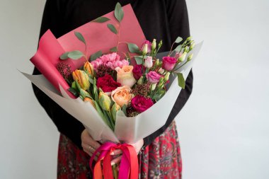 Şık buket kırmızı çiçek tutan kadın