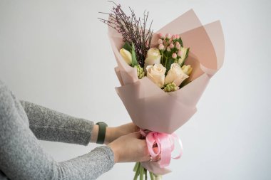 Buket ihale çiçek tutan kadın