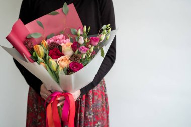 Şık buket kırmızı çiçek tutan kadın