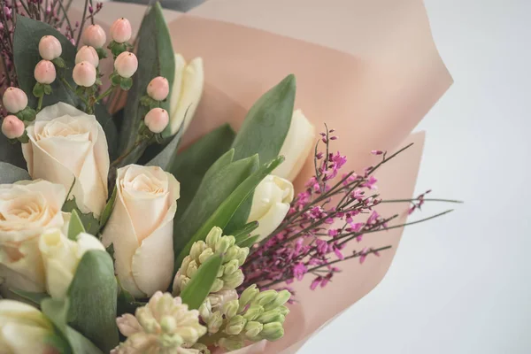 Nahaufnahme Bouquet Von Farbigen Frischen Tulpen Und Rosen Blumen Text — Stockfoto