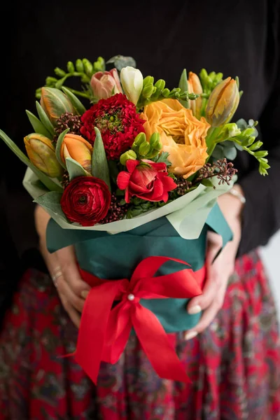 Female Florist Holding Stylish Bouquet Red Orange Flowers — Stock Photo, Image