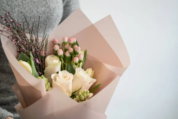 Gyengéd Virág Csokor Tartó Női — Stock Fotó