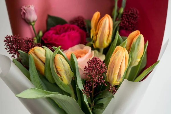 Nahaufnahme Bouquet Von Farbigen Frischen Tulpen Und Rosen Blumen Text — Stockfoto