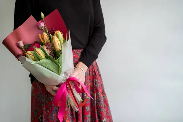 Vrouw Met Stijlvol Boeket Van Rode Bloemen — Stockfoto