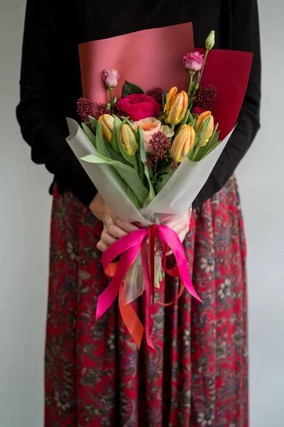 Kvinna Med Snygg Bukett Röda Blommor — Stockfoto